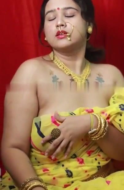 Bengali Beautiful bhabhi showing boobs
