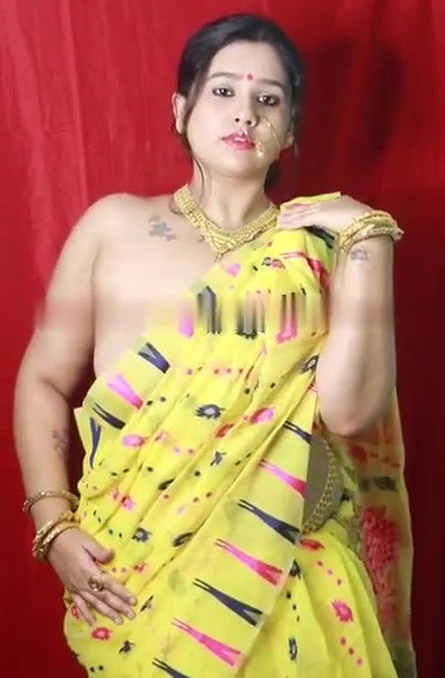 Bengali Beautiful bhabhi showing boobs