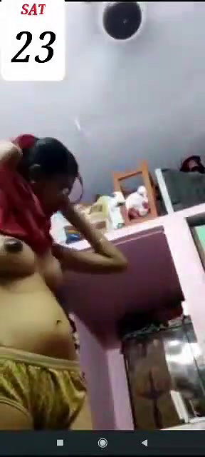 nangi chasmish ladki ne kapde pehni