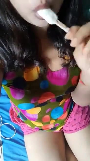 boob dikhayi ladki ne