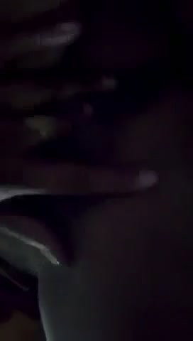 ladki ne chut mein ungli kri
