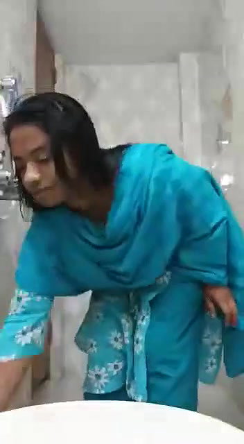 shalwar kholke bathroom mein nangi video banayi