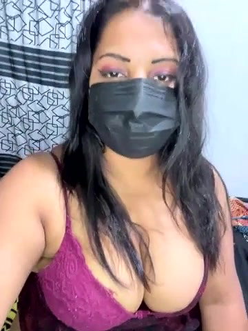 Indian girl showing her boobs ass on VC