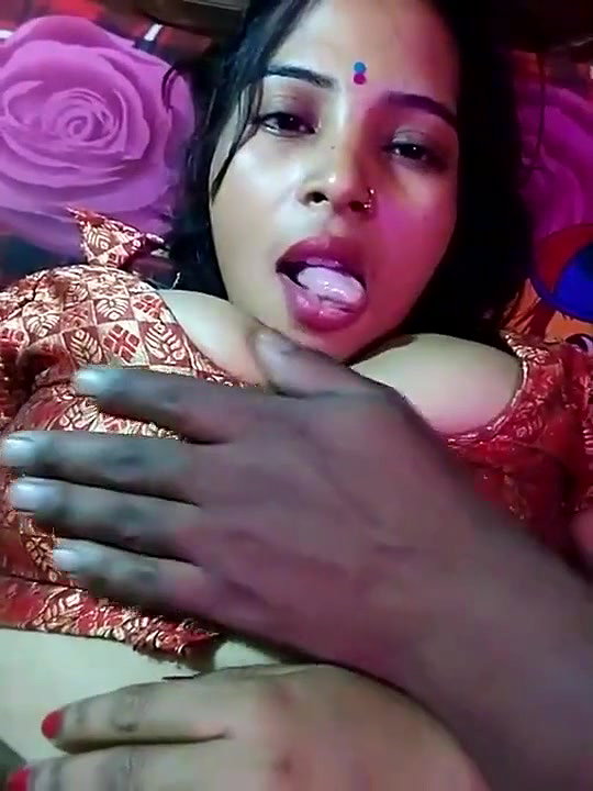 Indian bhabhi showing her boobs Fingering