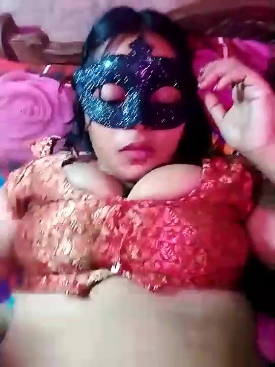 Indian bhabhi showing her boobs Fingering