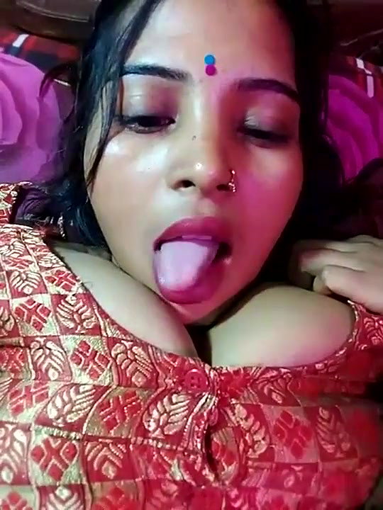 Indian bhabhi showing her boobs Fingering