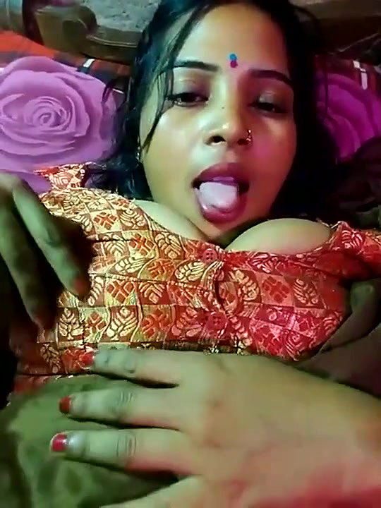 Indian bhabhi showing her boobs Fingering