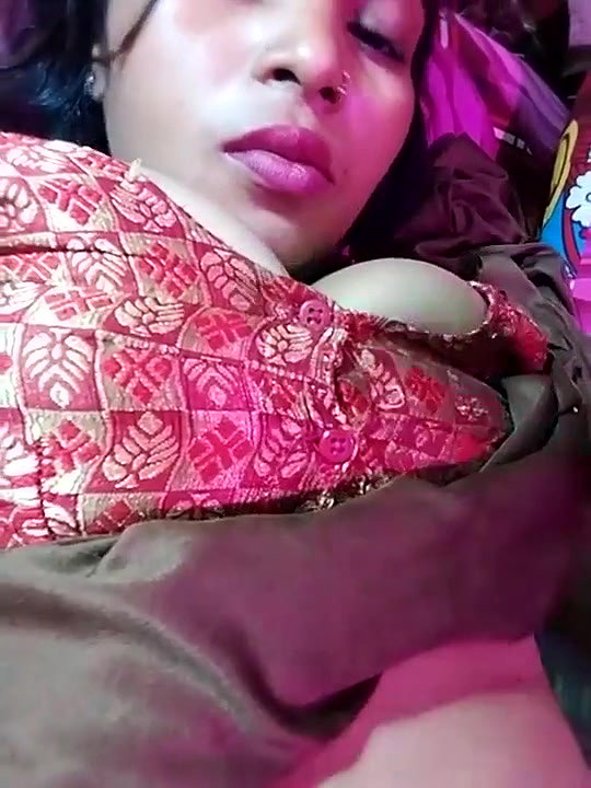 Indian bhabhi showing her boobs Fingering