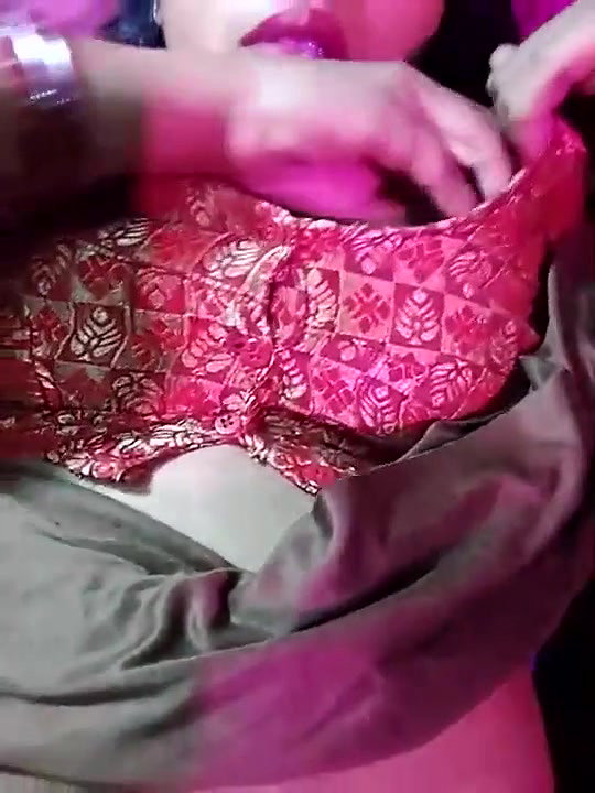 Indian bhabhi showing her boobs Fingering