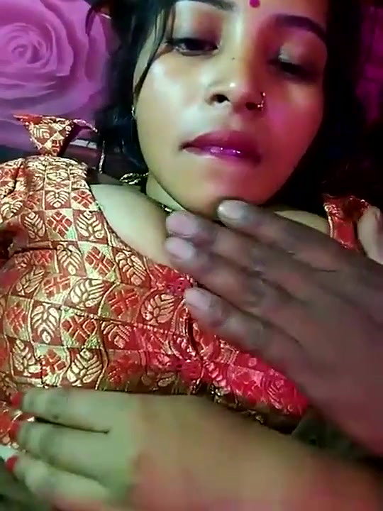 Indian bhabhi showing her boobs Fingering