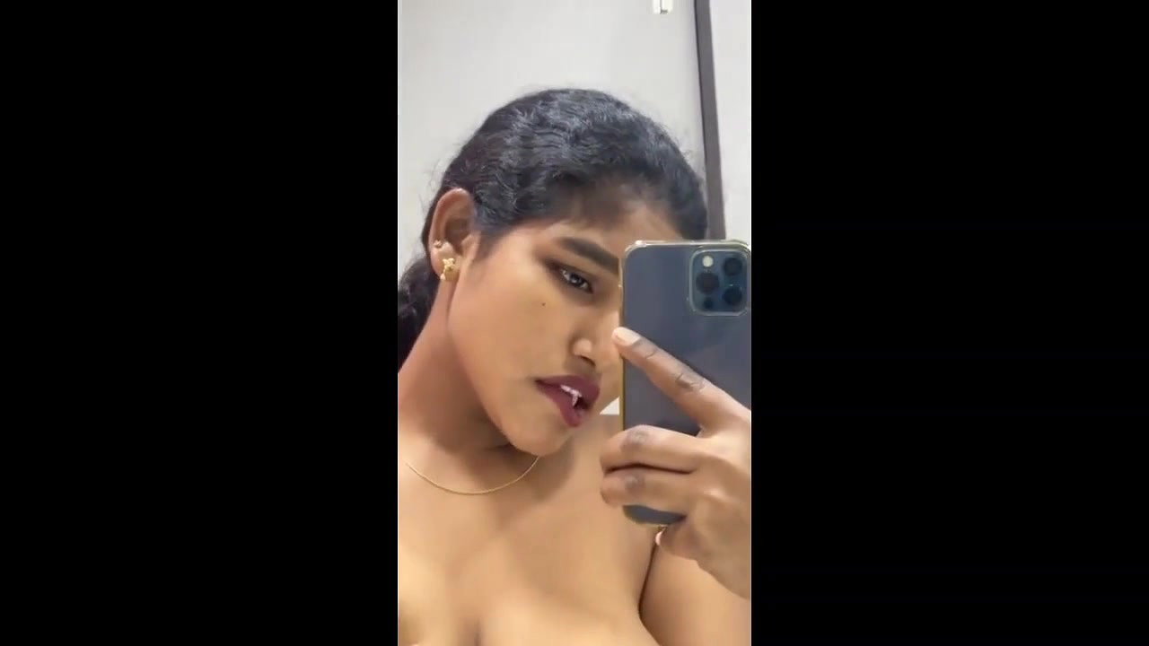 Horny Tamil girl big boobs press ki video call par bf sath