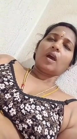 Tamil aunty Showing  Fingering her pink Pussy