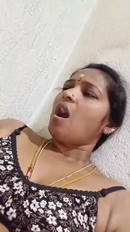 Tamil aunty Showing  Fingering her pink Pussy
