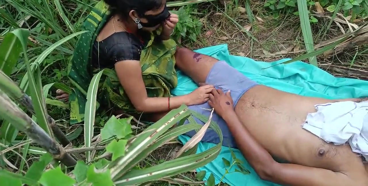 Desi Indian Bhabhi Jungle Mein Karwai Chudai