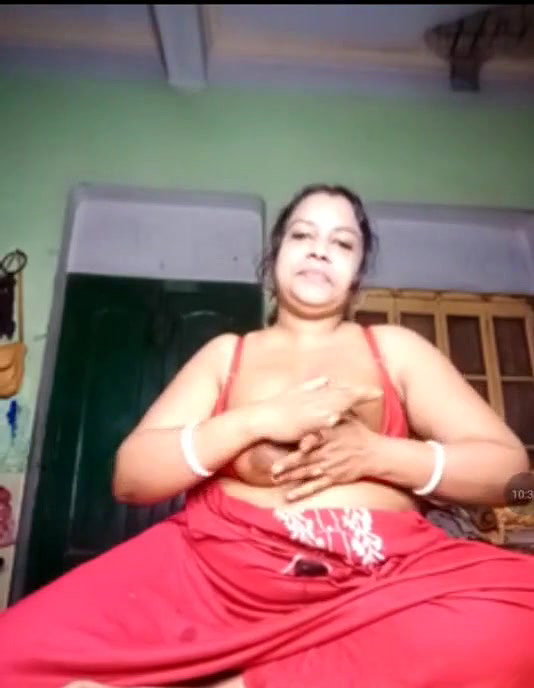 Desi randi Aunty boobs massage