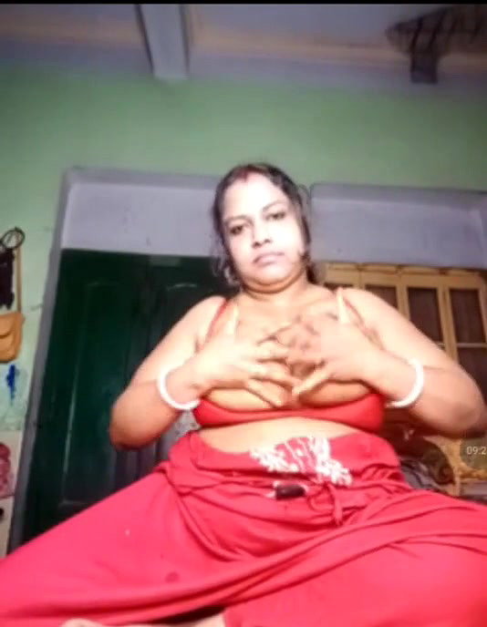 Desi randi Aunty boobs massage