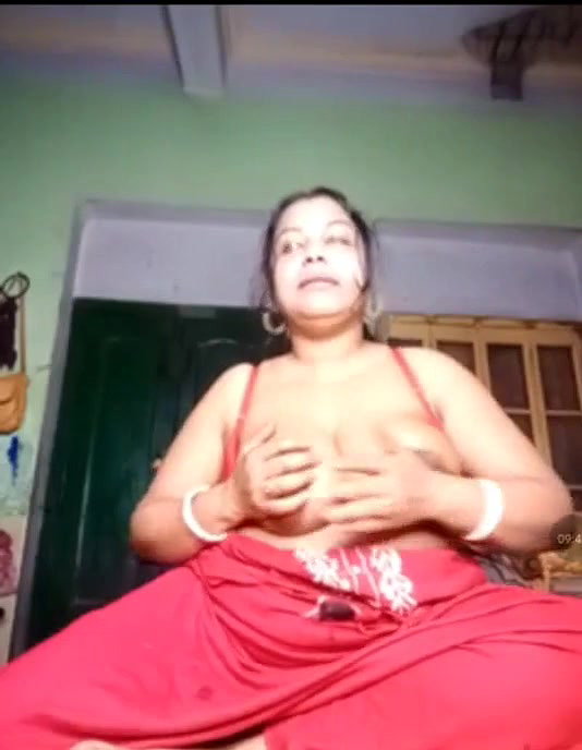 Desi randi Aunty boobs massage
