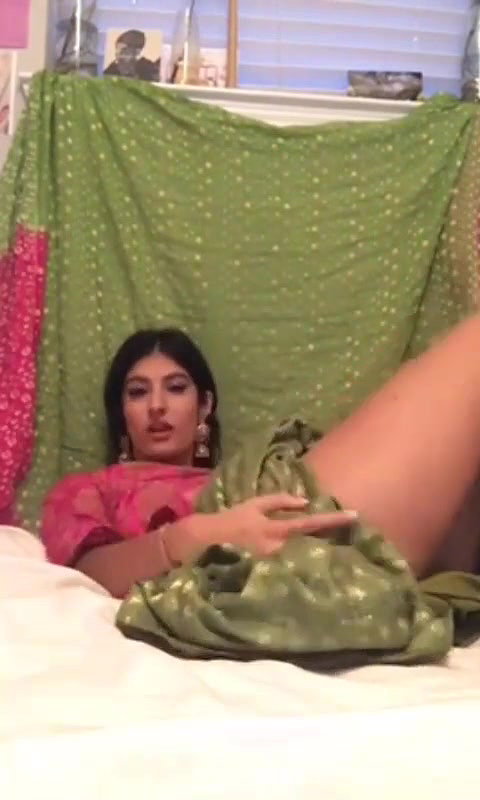 horny Bhabhi Fingering in saree