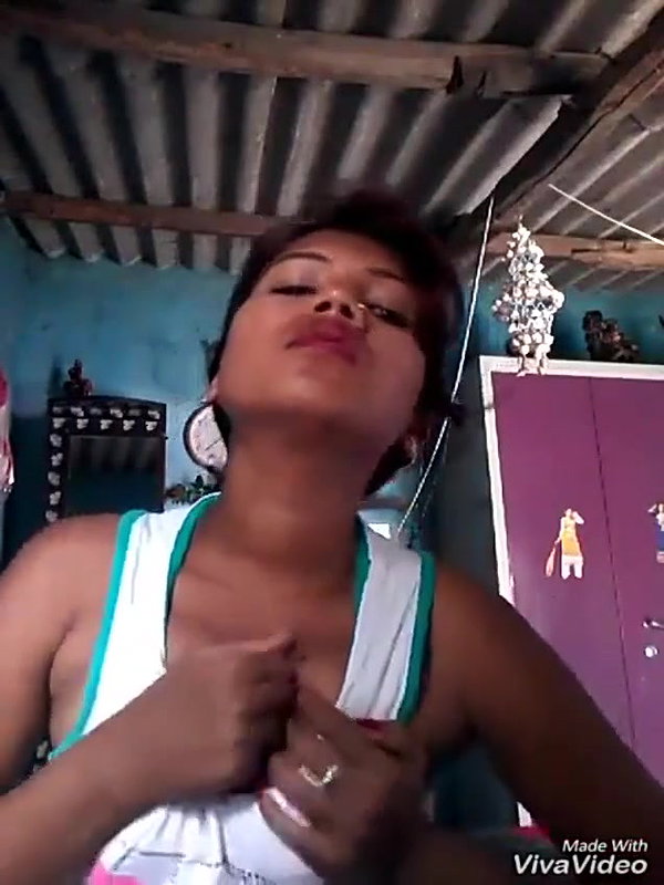 sexy Bhojpuri boob show
