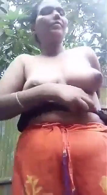 Chubby Bhabhi Bathing Outdoor