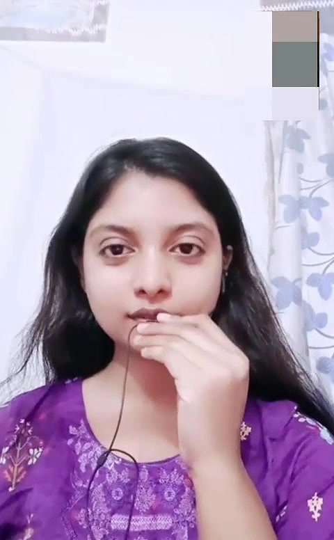 Desi Girl Playing With Her Boobies