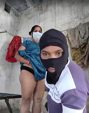 Bhabhi giving Blowjob and enjoying