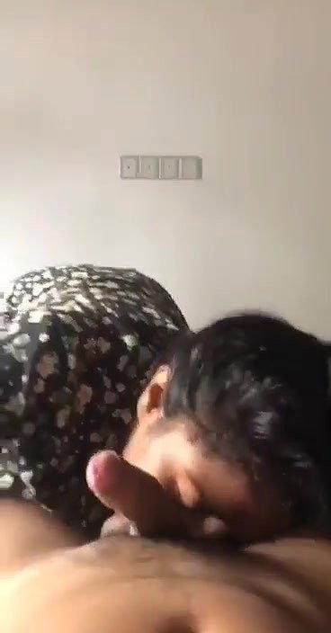 Desi bitch giving deepthroat
