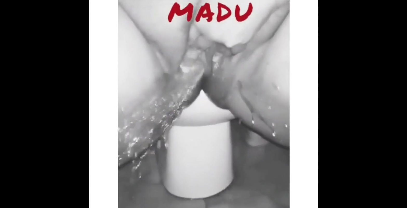 HORNY AUNTY PISSING OUTDOOR & FINGERING