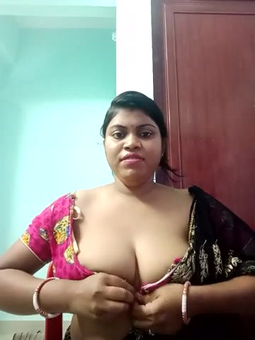 Sexy bhabhi showing her huge boobs  shaking