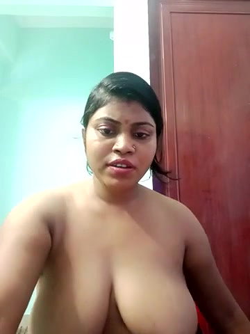 Sexy bhabhi showing her huge boobs  shaking