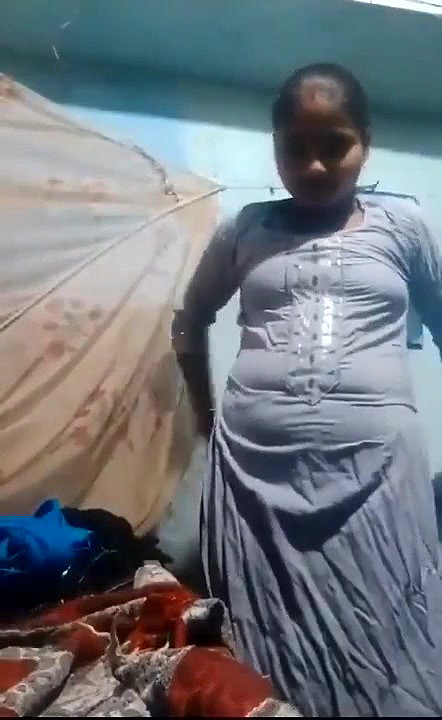 Desi girl wearing cloth and showing to his bf