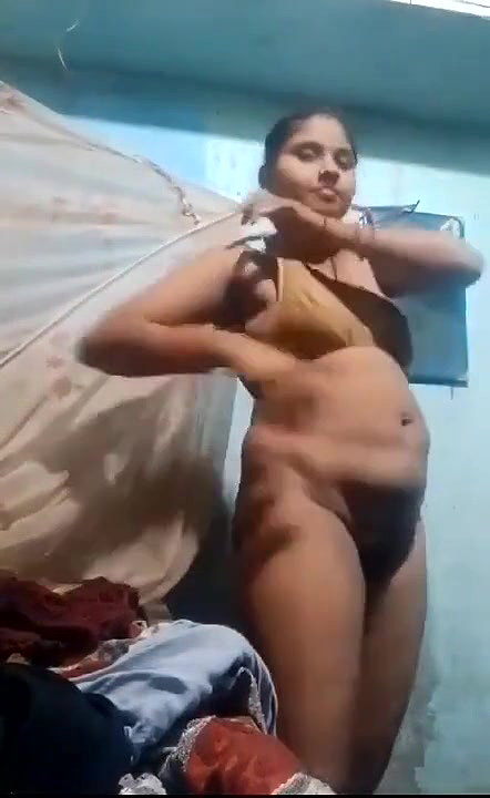 Desi girl wearing cloth and showing to his bf