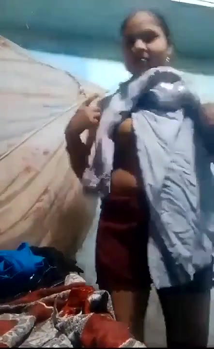 Desi girl wearing cloth and showing to his bf