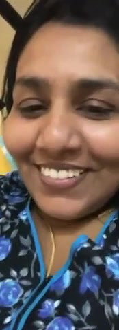 Mallu chechii showing her pussy