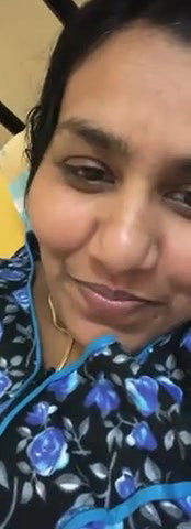 Mallu chechii showing her pussy