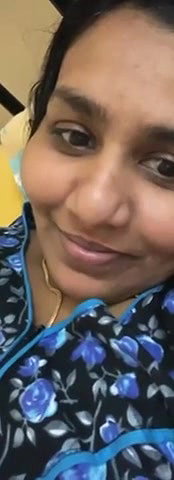 Mallu chechii showing her pussy