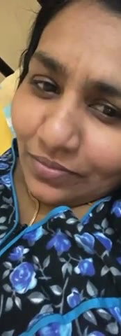 Mallu chechii showing her pussy