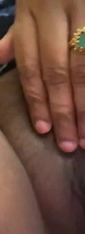Mallu chechii showing her pussy