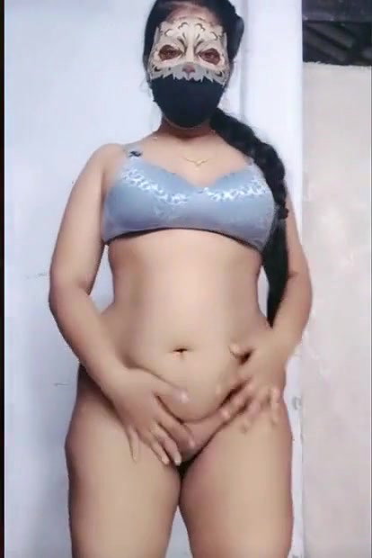Indian bhabhi showing her nude body in live and talking