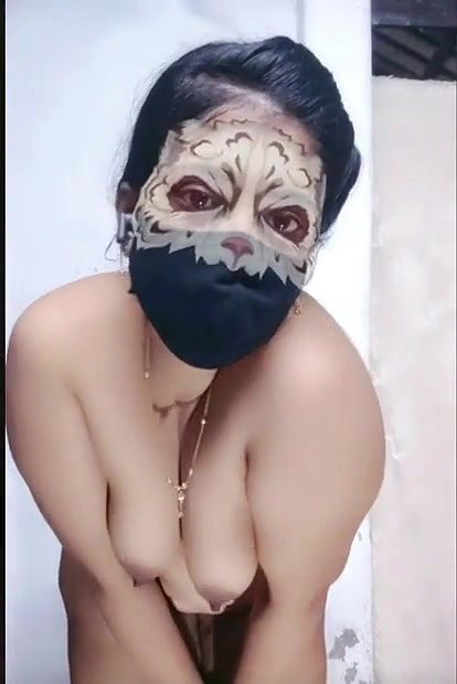 Indian bhabhi showing her nude body in live and talking