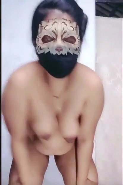 Indian bhabhi showing her nude body in live and talking