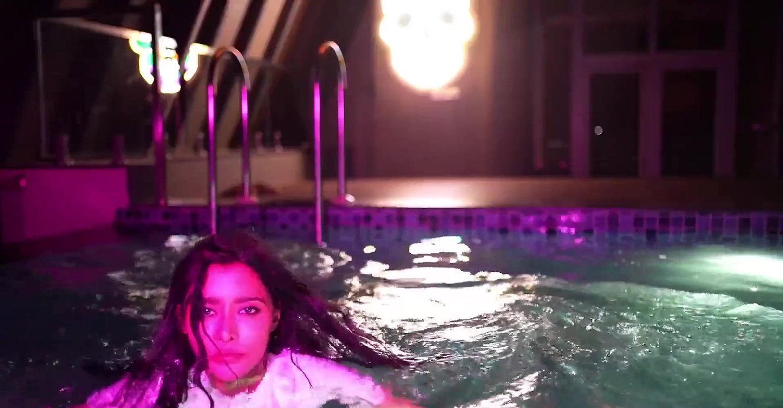 Ullu Actress Thea Dsuuza Nude in Pool