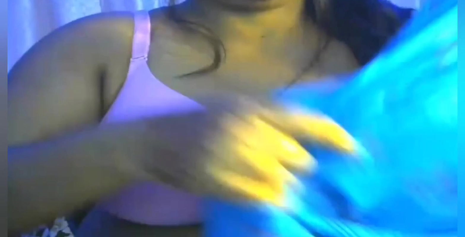 Hot desi sexy hotgirl21 looking for sex and shows her young juicy boobs