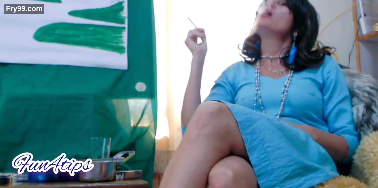 Hot MILF Smoke Cigarette Live