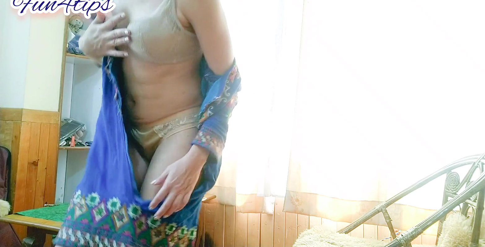 Hot MILF Takes Out Golden Panties