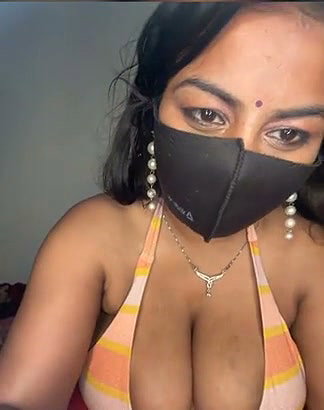 Hot aunty showing her sexy hot body in live chat