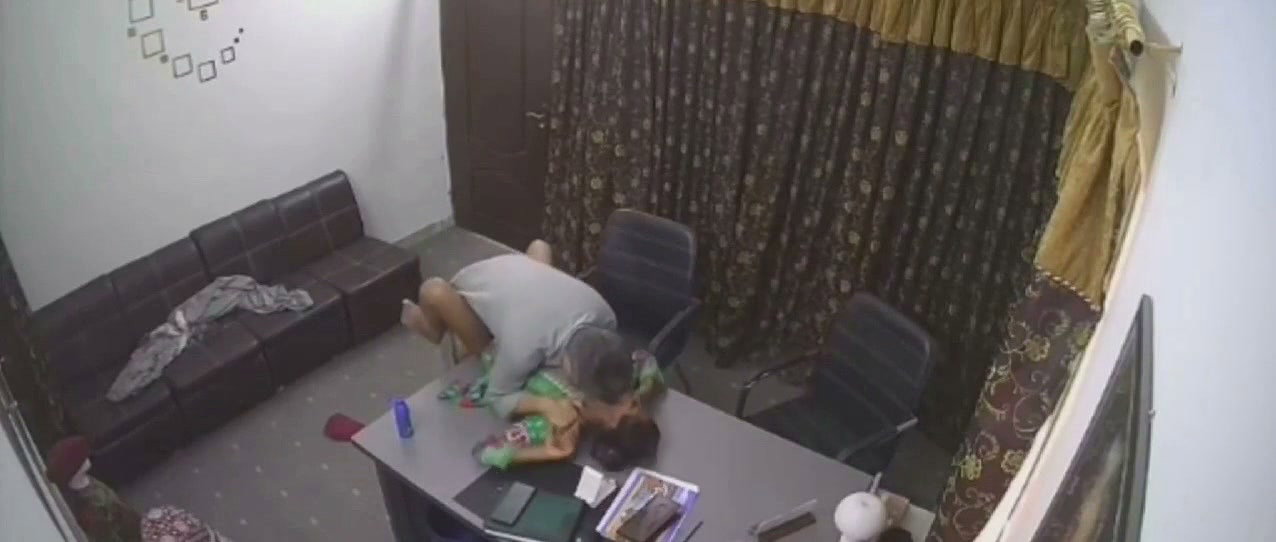 Office bose fuck his worker for increasing salary