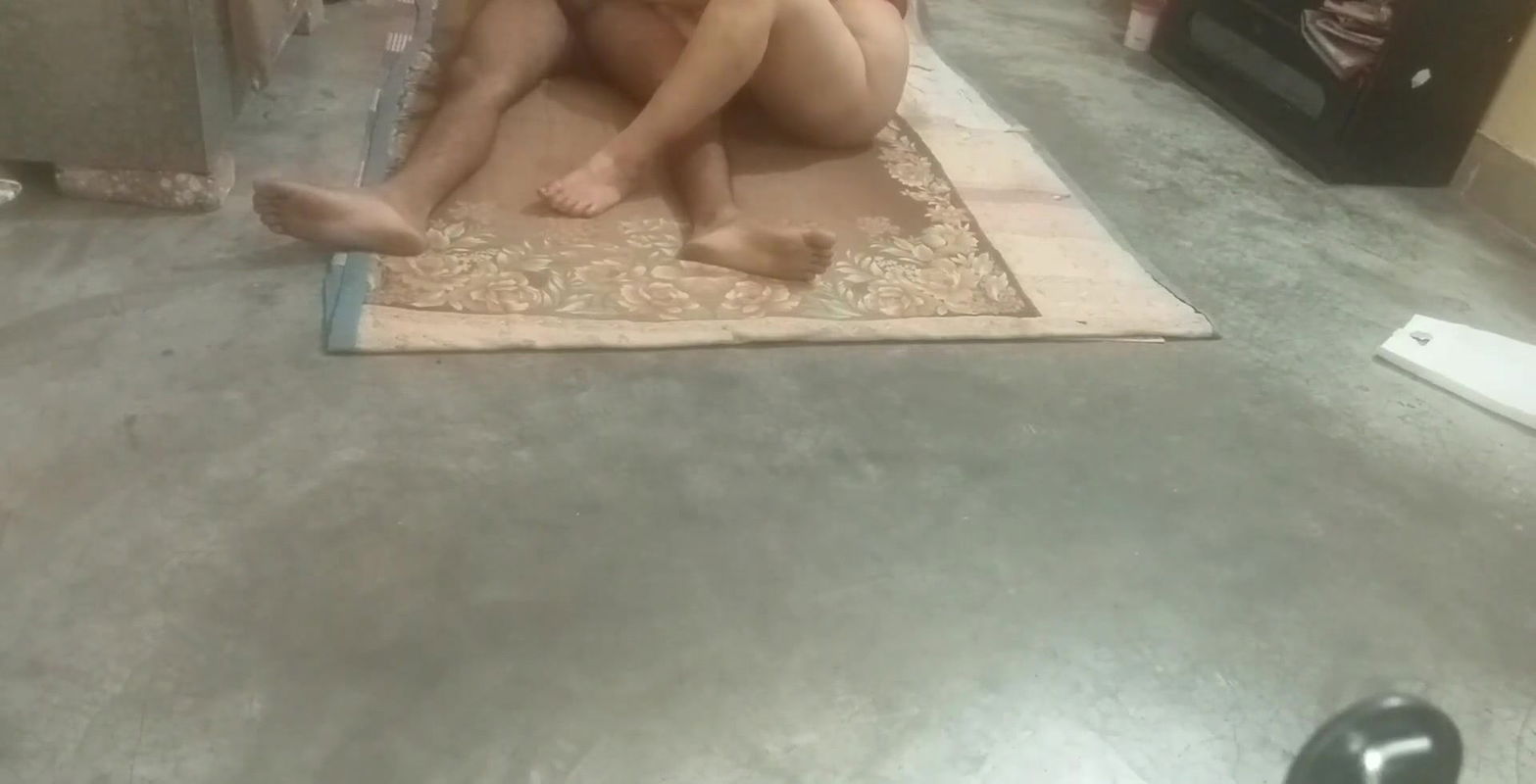 Husband gya Dubai aur makan Malkin ne chut cudwai apne kirayedar se(Hindi audio)