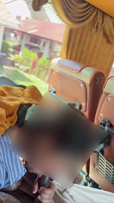 Hot girl showing fingering Blowjob in moving bus