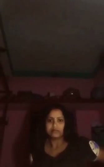 bhabhi changing clothe and showing her sexy figure